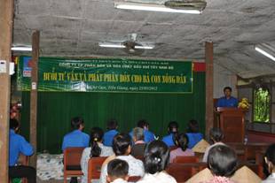 Chi đoàn PVFCCo SW: Tư vấn và phát phân bón miễn phí cho hộ nghèo tại huyện Chợ Gạo, Tiền Giang