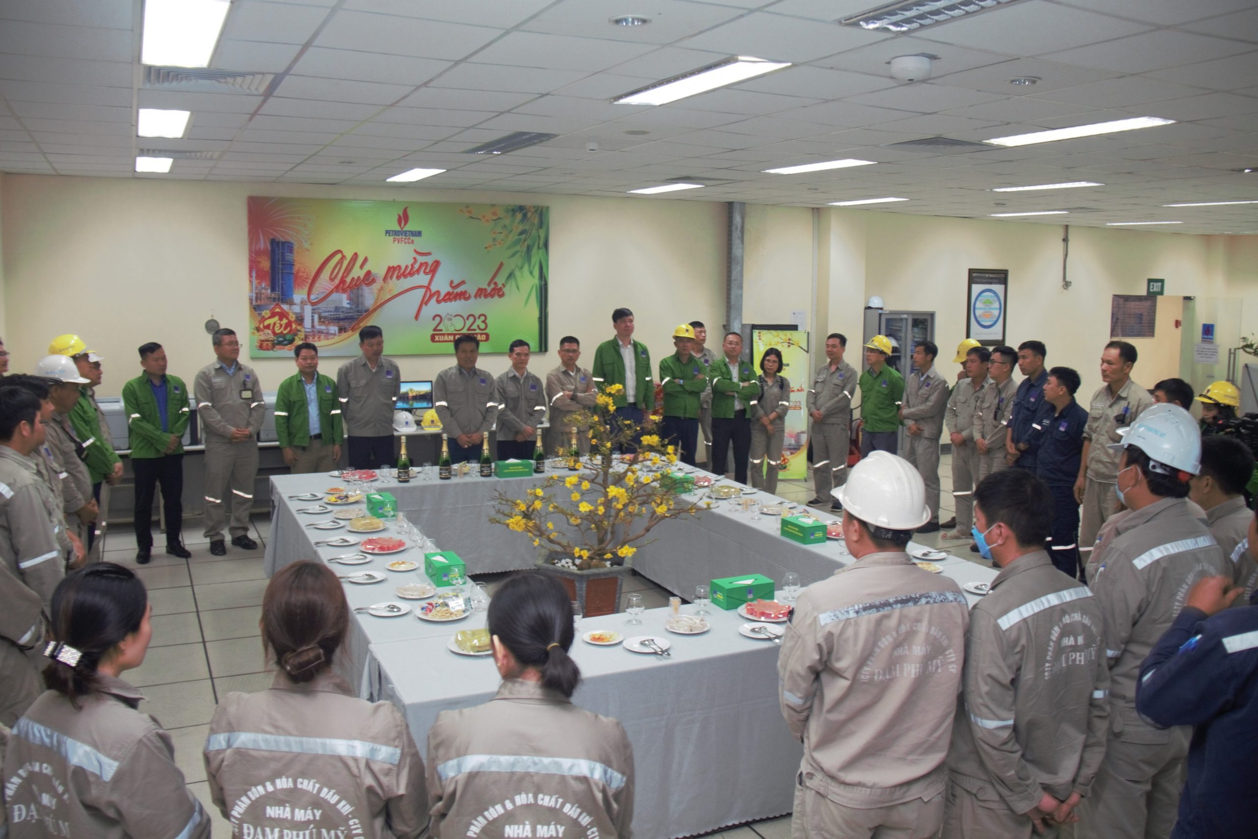 Ban lãnh đạo Tổng công ty chúc mừng năm mới Xuân Quý Mão đến toàn thể CBCNV