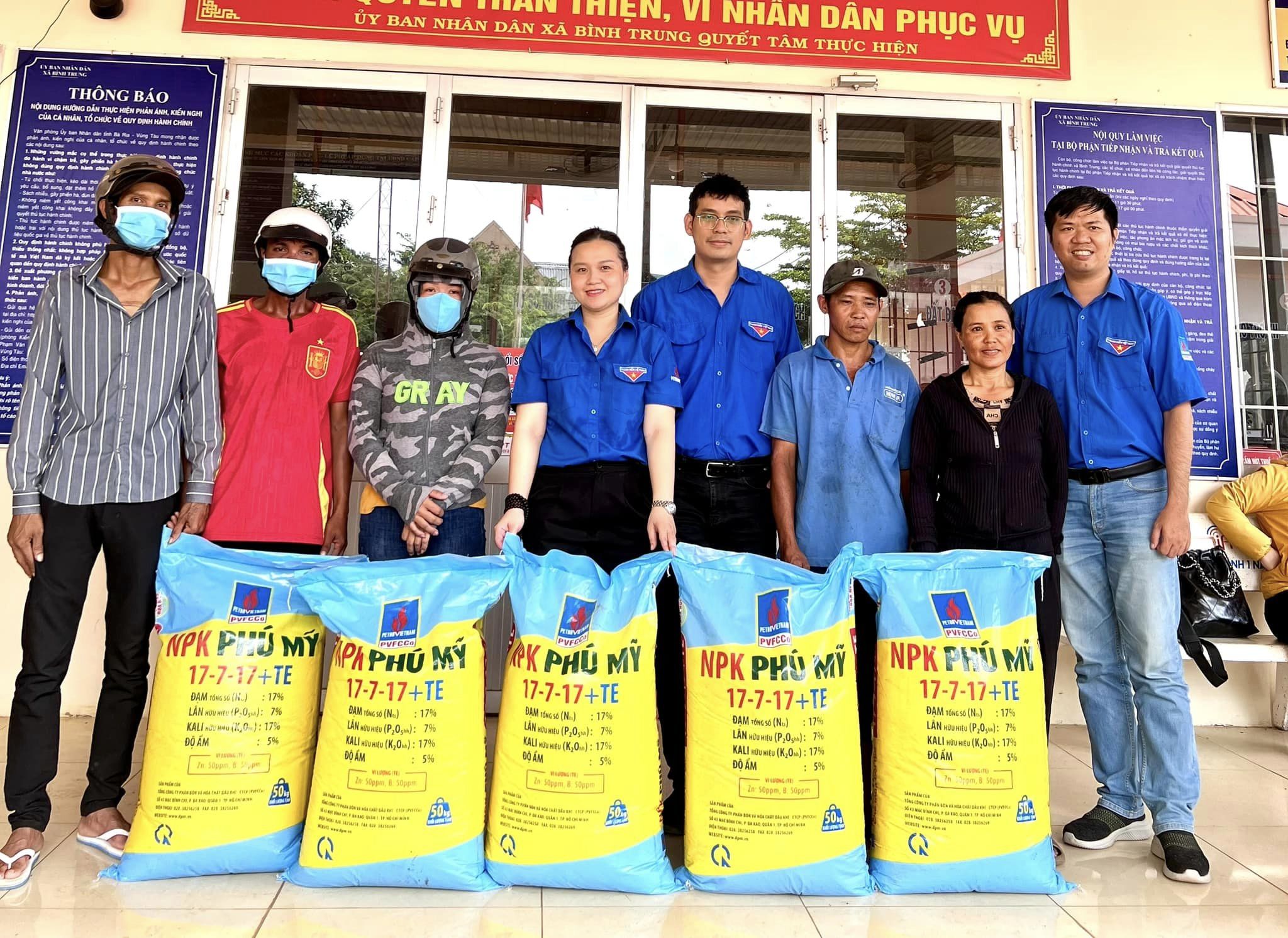 PVFCCo tặng phân bón cho các gia đình khó khăn