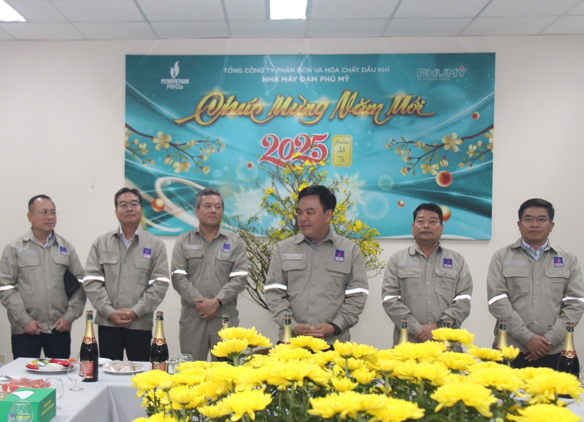 Ban lãnh đạo TCT thăm và chúc mừng năm mới Ất Tỵ tại Nhà máy Đạm Phú Mỹ