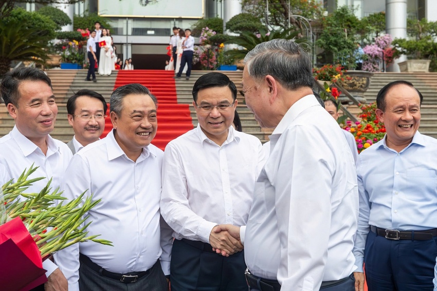 Tổng Bí thư Tô Lâm gửi gắm kỳ vọng vào thế hệ trẻ trong chuyến thăm các trường Hà Nội