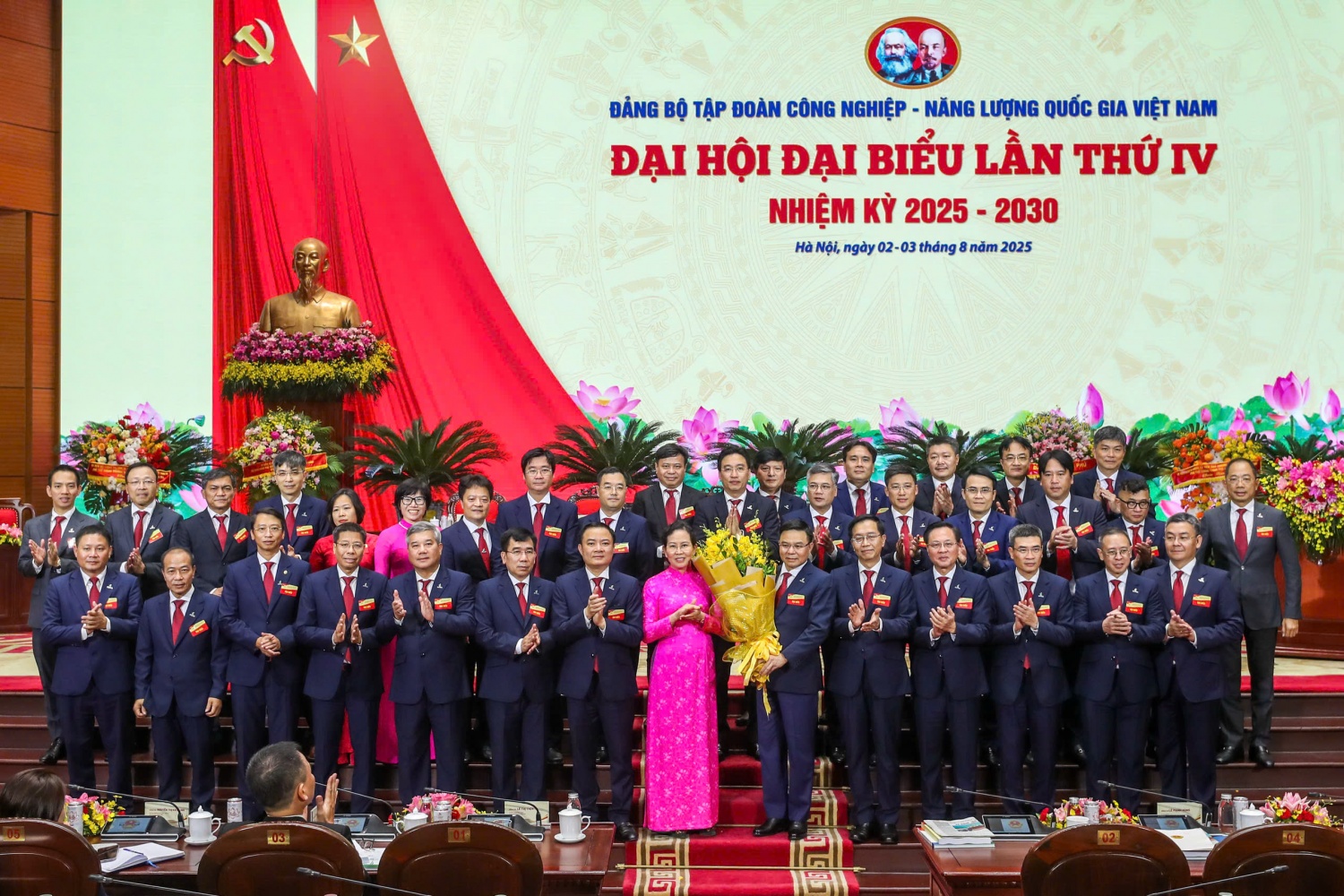 Phát triển Tập đoàn có tiềm lực mạnh, quản trị hiện đại, năng lực cạnh tranh cao, tiên phong trong chuyển dịch năng lượng và tăng trưởng xanh bền vững