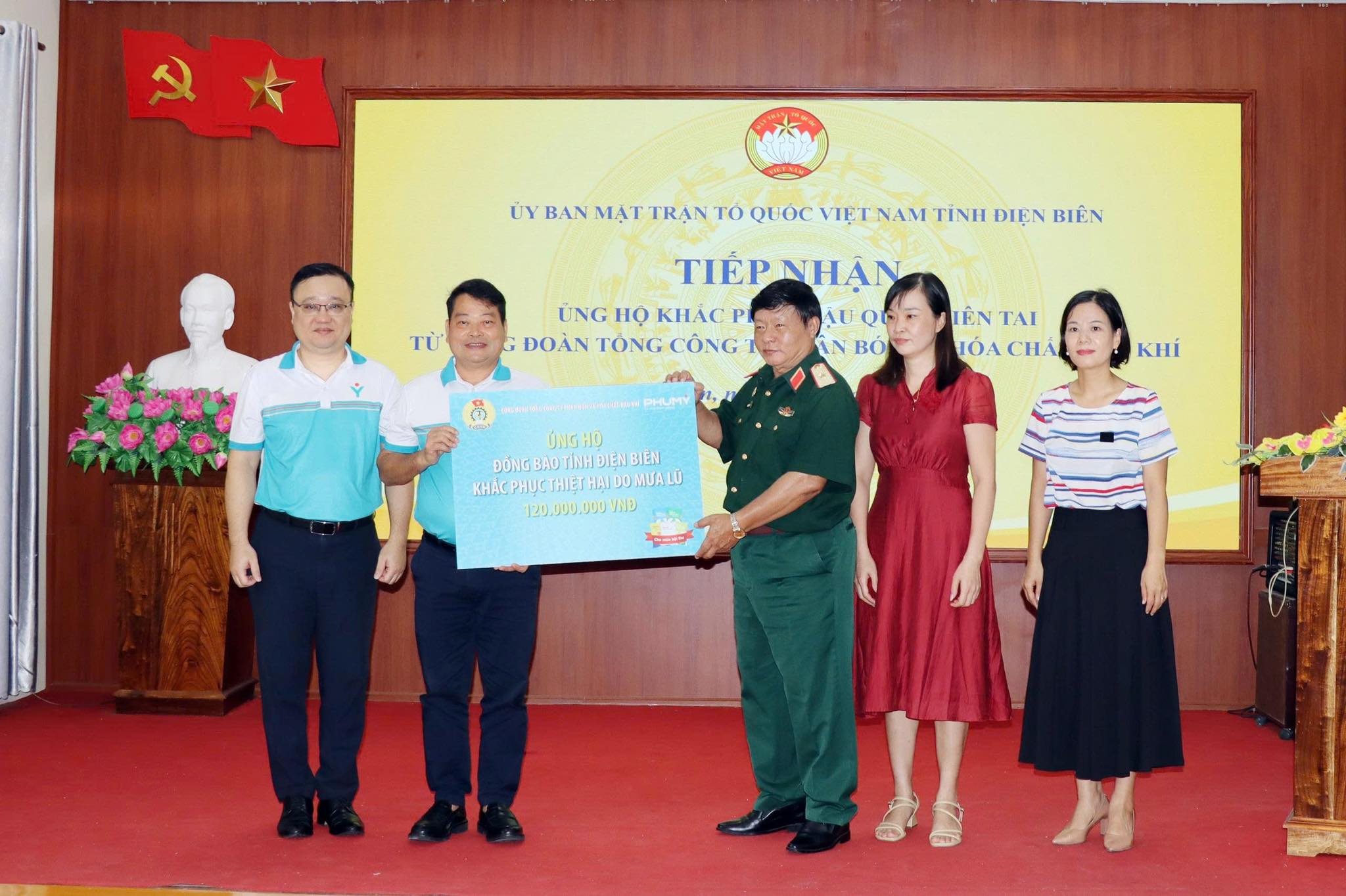 PVFCCo - Phú Mỹ trao tặng quà cho đồng bào tỉnh Điện Biên khắc phục hậu quả lũ lụt