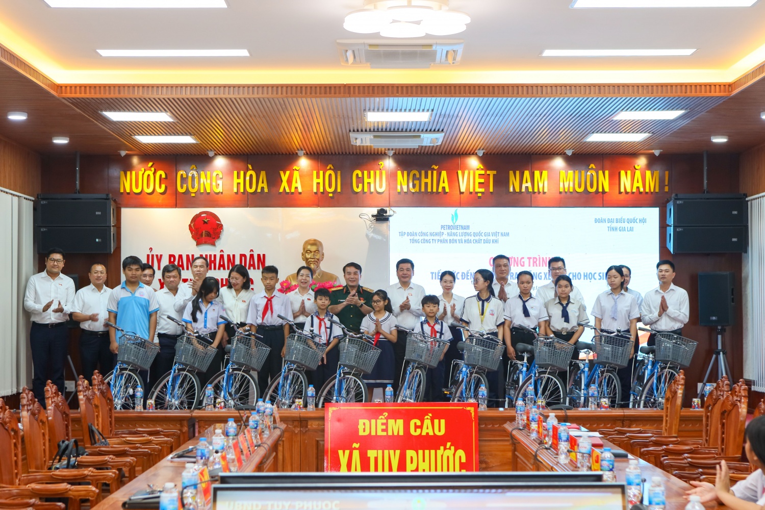 Phó Chủ tịch Quốc Hội Nguyễn Hồng Diên cùng Phú Mỹ trao yêu thương đến học sinh Gia Lai