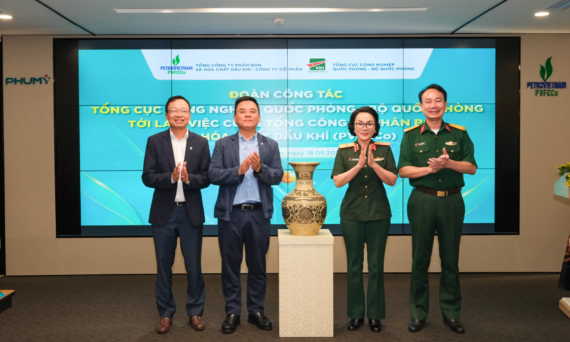 Đoàn công tác của Tổng cục Công nghiệp Quốc phòng – Bộ Quốc phòng làm việc với PVFCCo- Phú Mỹ về định hướng hợp tác lưỡng dụng