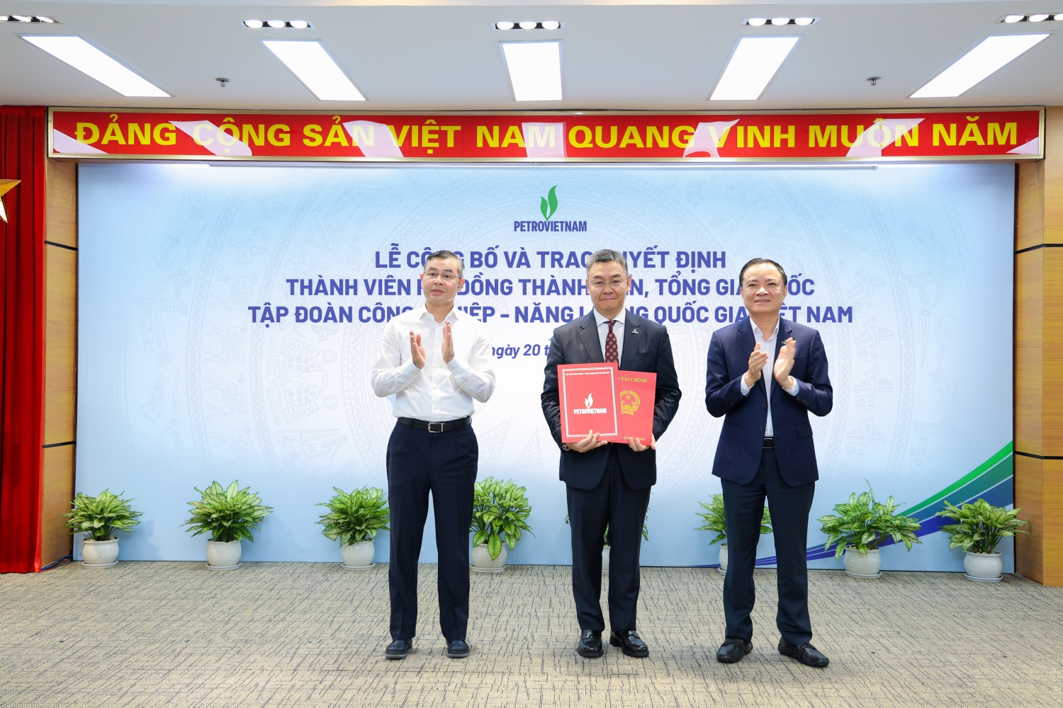 Công bố và trao quyết định Thành viên HĐTV, Tổng Giám đốc Tập đoàn Công nghiệp - Năng lượng Quốc gia Việt Nam